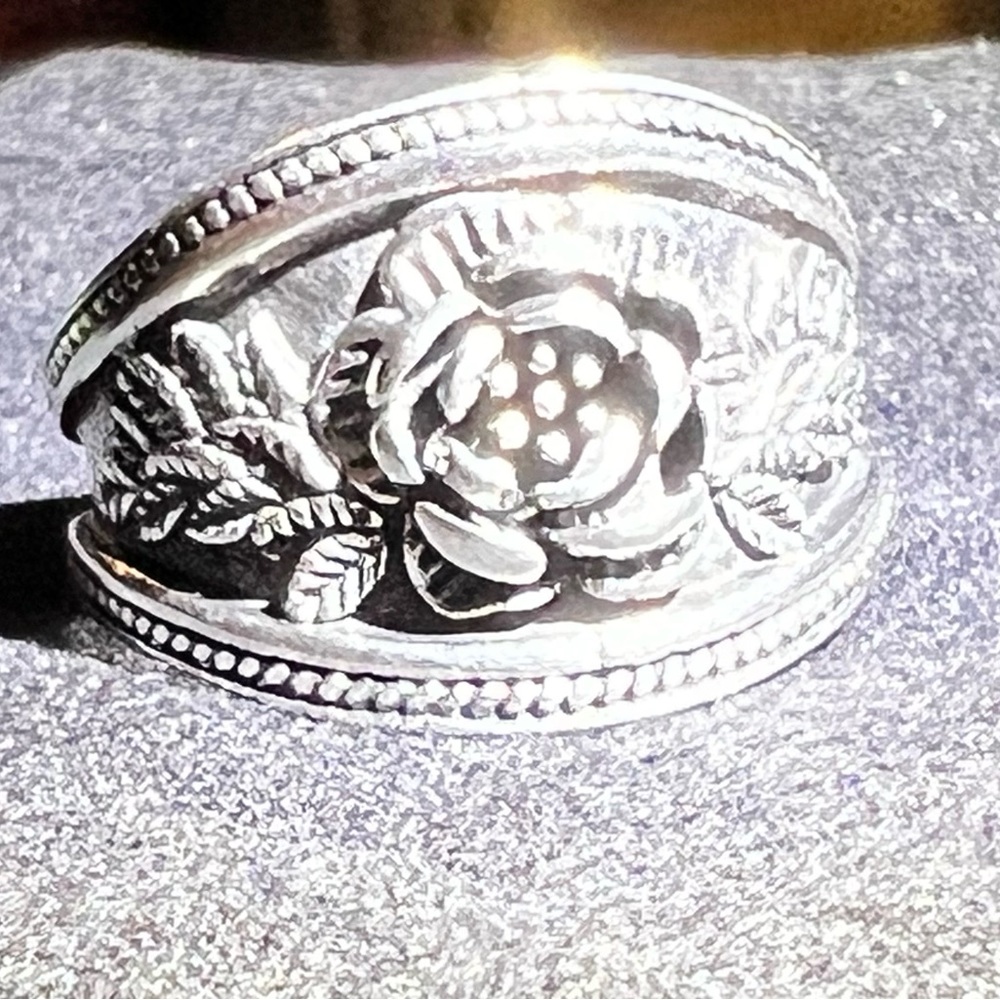 Rose detail silver ring